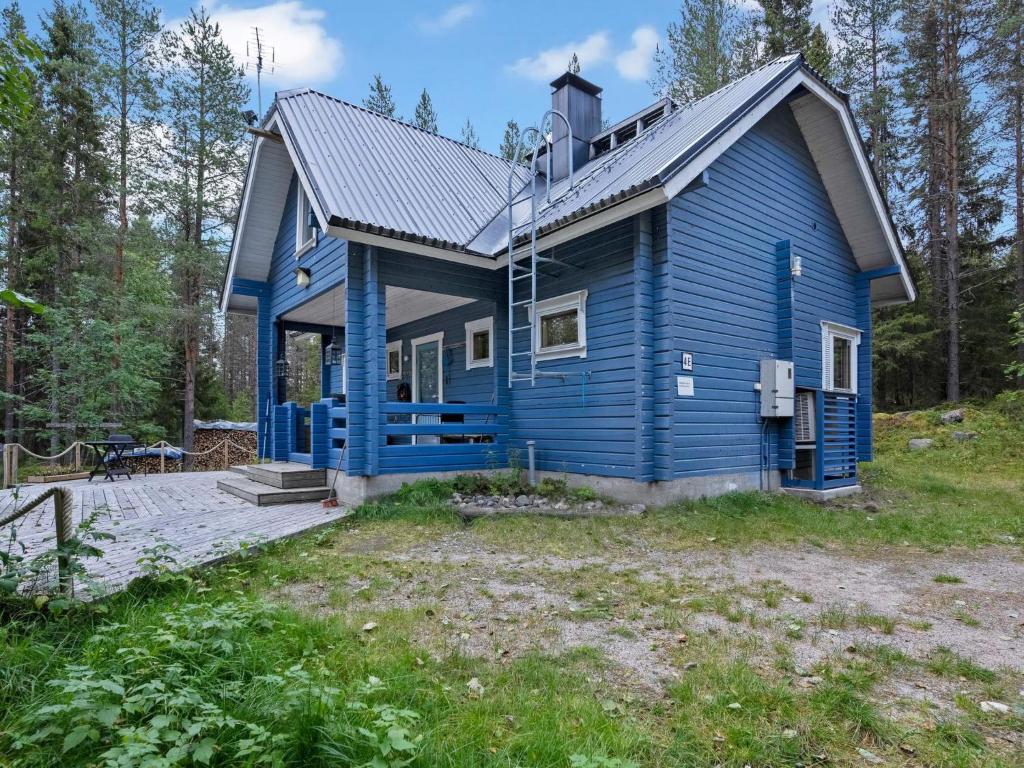 una casa azul en el bosque en Holiday Home Kivelä by Interhome, en Haukiniemi