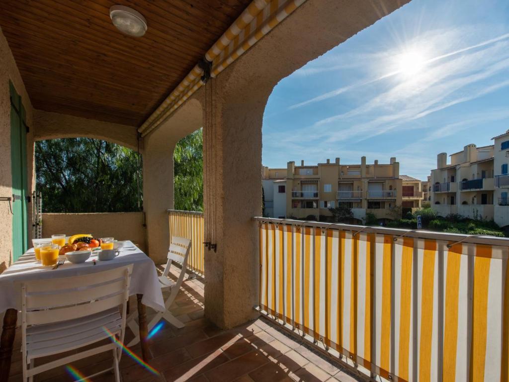 un patio avec une table et des chaises sur un balcon dans l'établissement Apartment Les Lantanas-1 by Interhome, à Cavalaire-sur-Mer