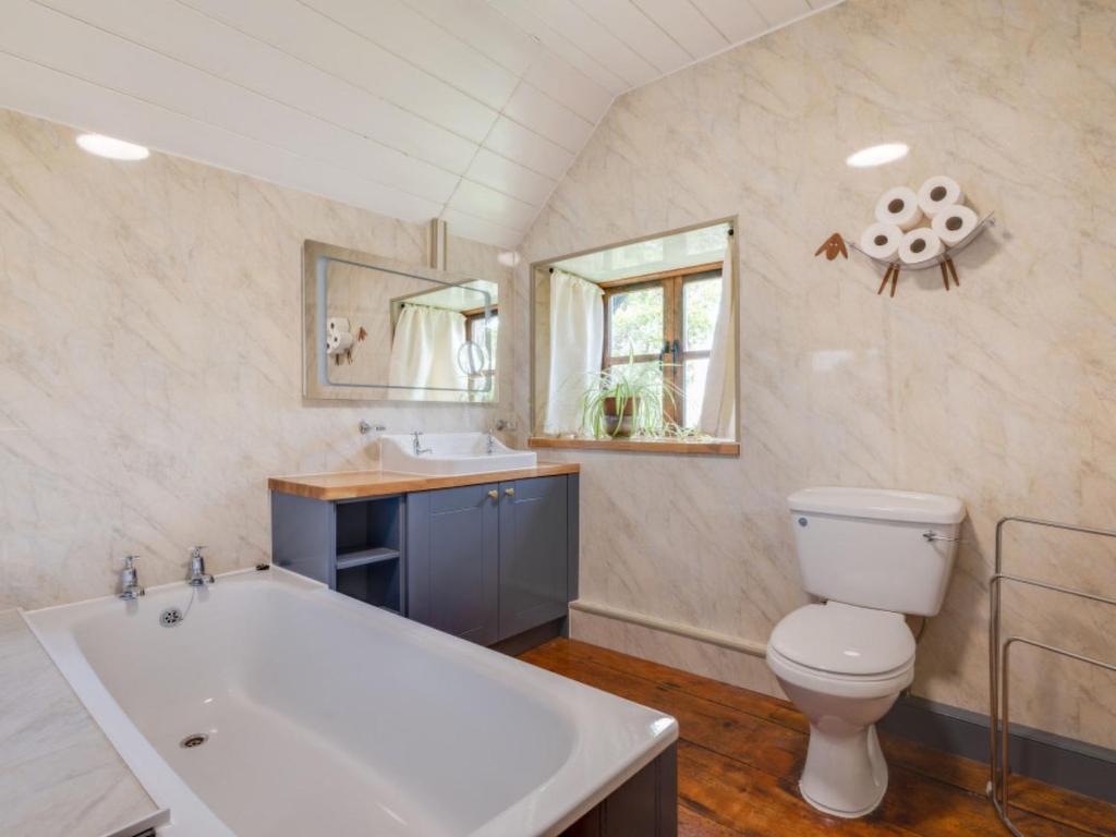 Et badeværelse på Holiday Home Ganllwyd by Interhome