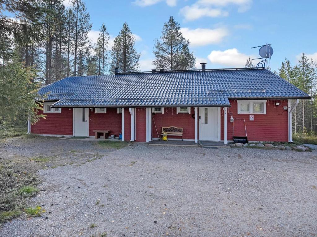 ルカにあるHoliday Home Rintelä 3a by Interhomeの太陽屋根の赤白家屋