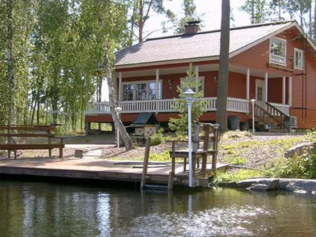 ein Haus auf der Seite eines Wasserkörpers in der Unterkunft Holiday Home Pernoo 2 by Interhome in Pernoo