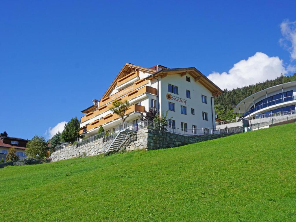 budynek na wzgórzu obok stadionu w obiekcie Apartment Ladis-7 by Interhome w mieście Ladis