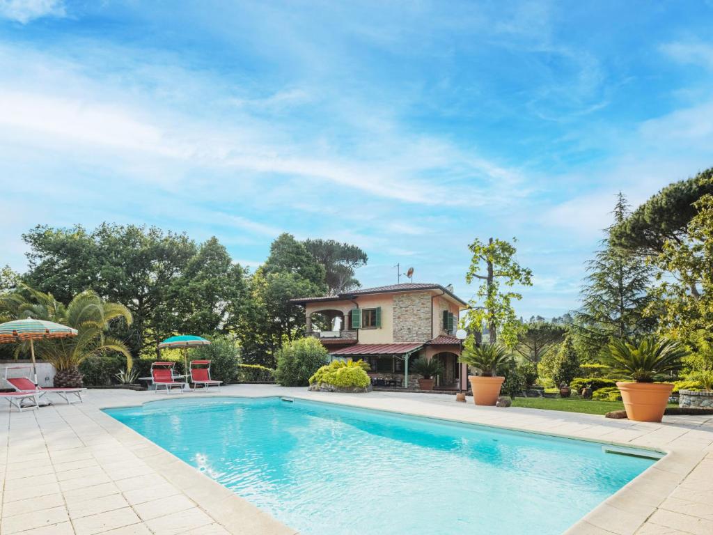 ein Pool vor einem Haus in der Unterkunft Holiday Home Costacce by Interhome in Montemagno