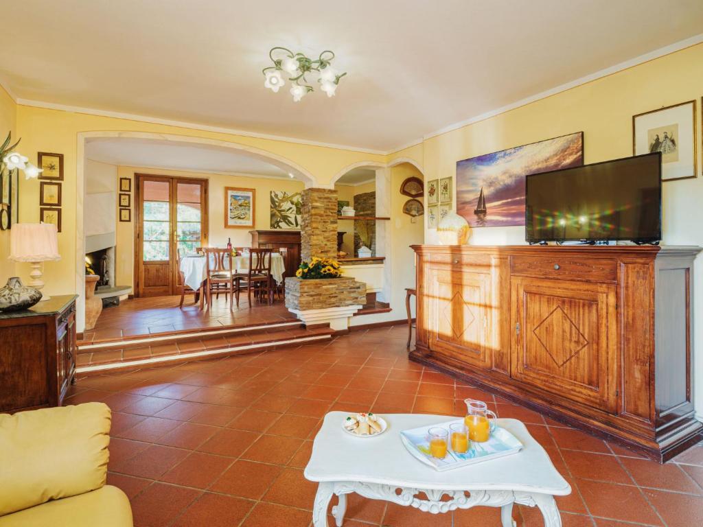 Televízia a/alebo spoločenská miestnosť v ubytovaní Holiday Home Costacce by Interhome