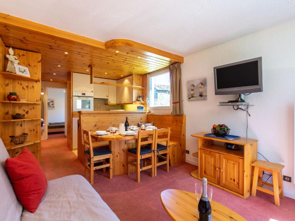 un salon avec une table et une cuisine dans l'établissement Apartment Les Tommeuses - Val Claret-30 by Interhome, à Tignes