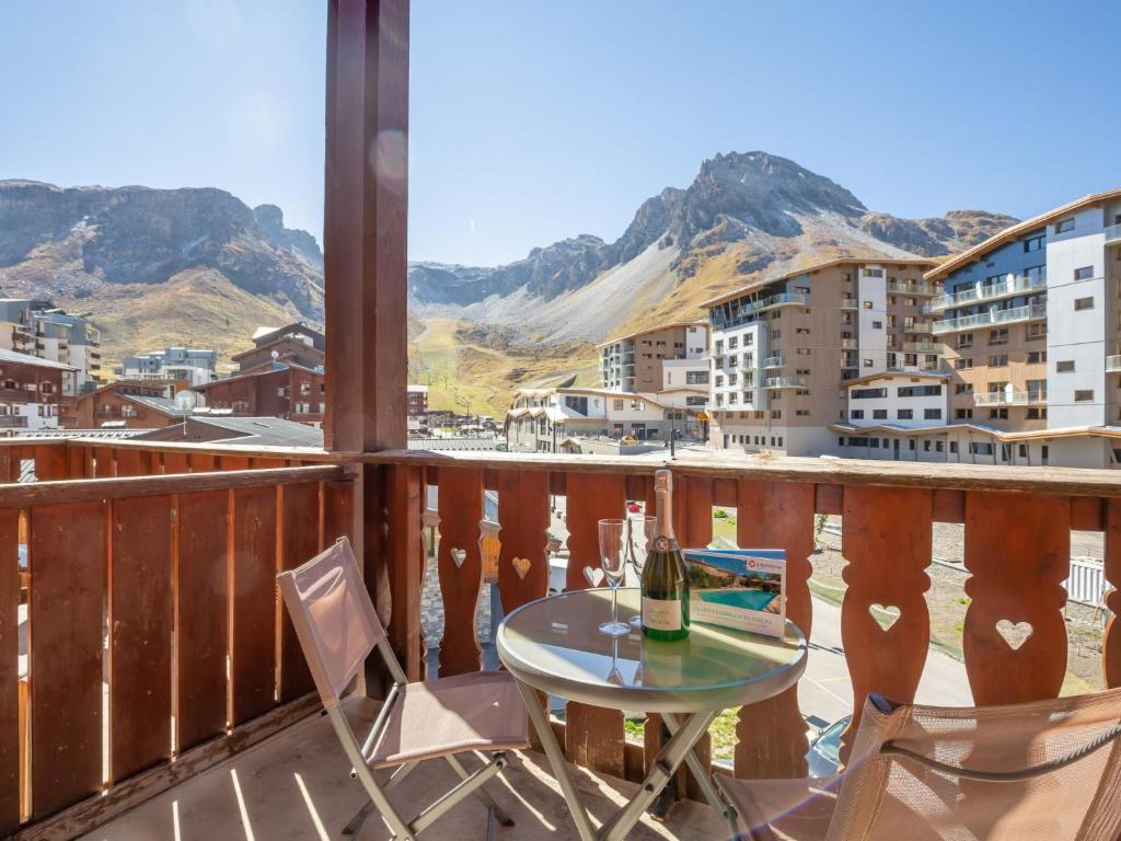 una mesa y sillas en un balcón con montañas en Studio Chalet Club-7 by Interhome en Tignes