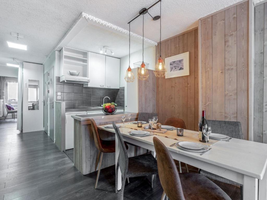une cuisine et une salle à manger avec une table et des chaises dans l'établissement Apartment Le Pramecou - Val Claret-14 by Interhome, à Tignes