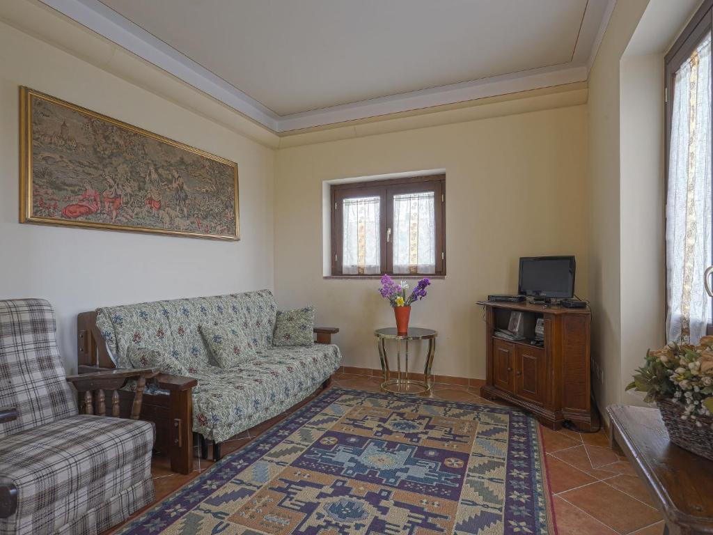 Televízia a/alebo spoločenská miestnosť v ubytovaní Holiday Home Montechioccioli-1 by Interhome