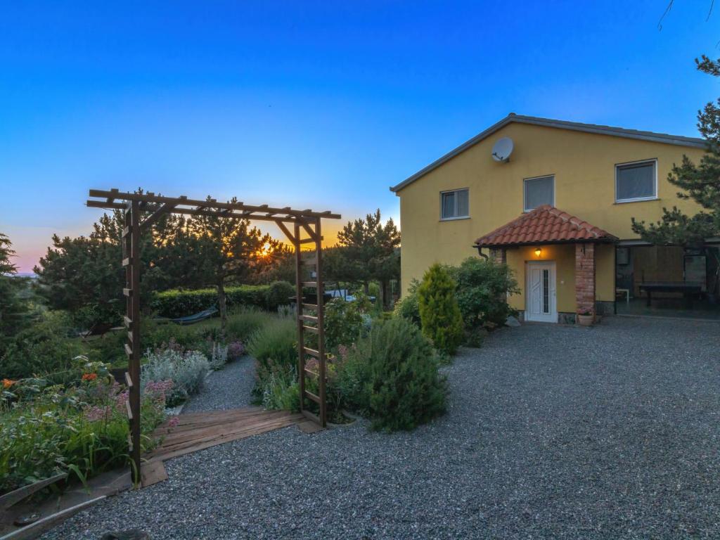 Vonkajšia záhrada v ubytovaní Holiday Home Rukavina by Interhome