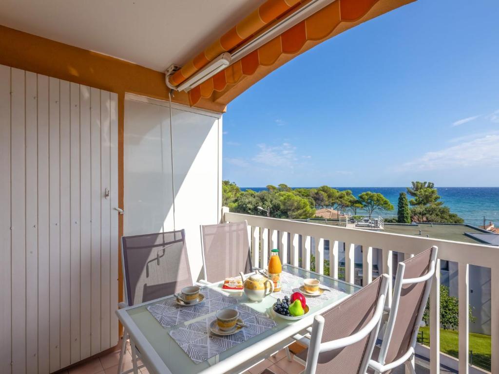 uma mesa na varanda com vista para o oceano em Apartment Le Panama-3 by Interhome em Saint-Aygulf