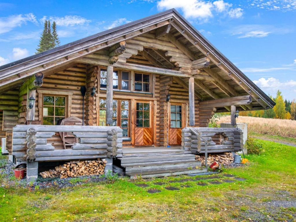 drewniany domek z dużą werandą i werandą w obiekcie Holiday Home Hirvonmökki by Interhome w mieście Kurkimaki