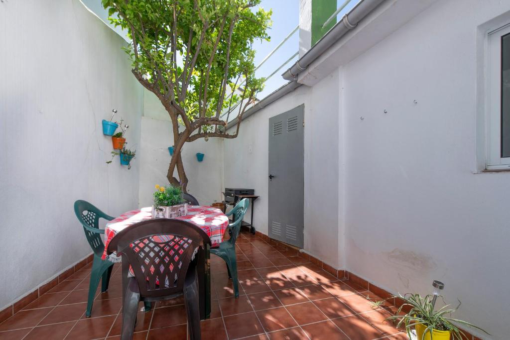 Patio alebo iná vonkajšia časť ubytovania Encantadora casa de pueblo para 7 pax con gran Terraza