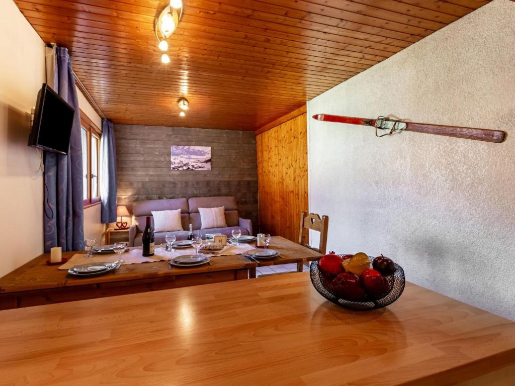Apartment Super Tignes-2 by Interhome في تينيِ: غرفة معيشة مع طاولة مع وعاء من الفواكه