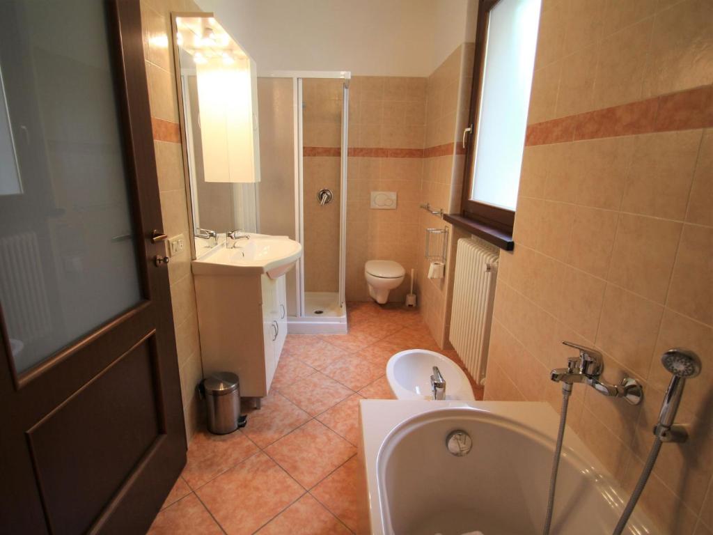 Kúpeľňa v ubytovaní Villa La Canonica-3 by Interhome