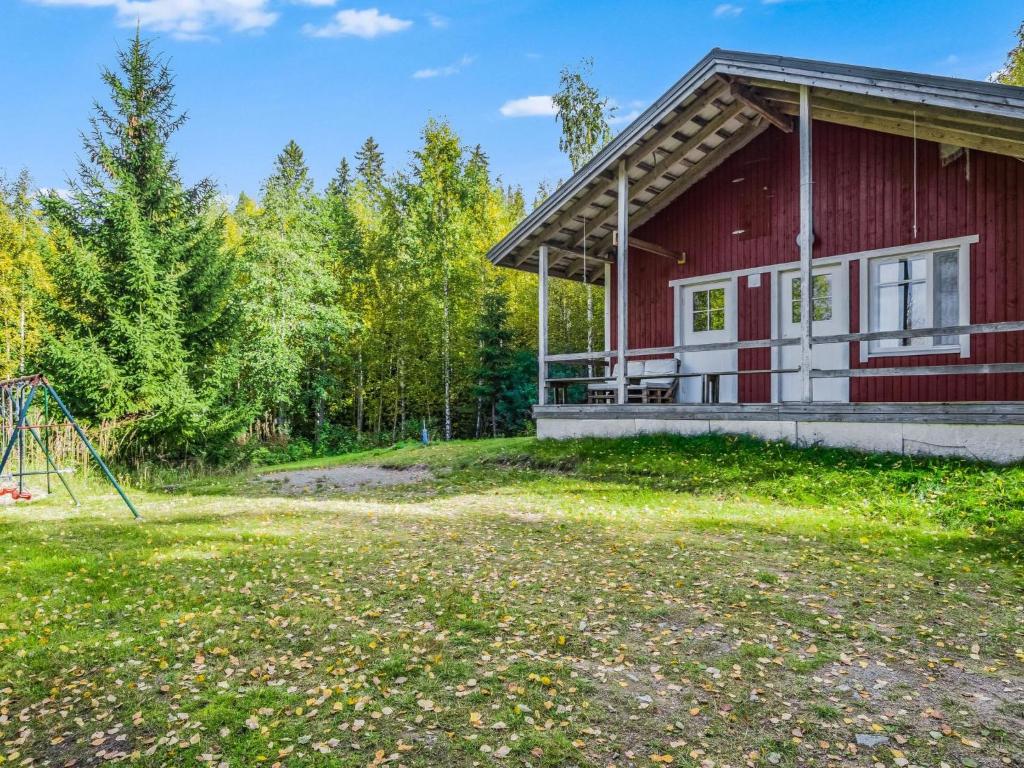 LahdenkyläにあるHoliday Home Kinturi by Interhomeの赤い家