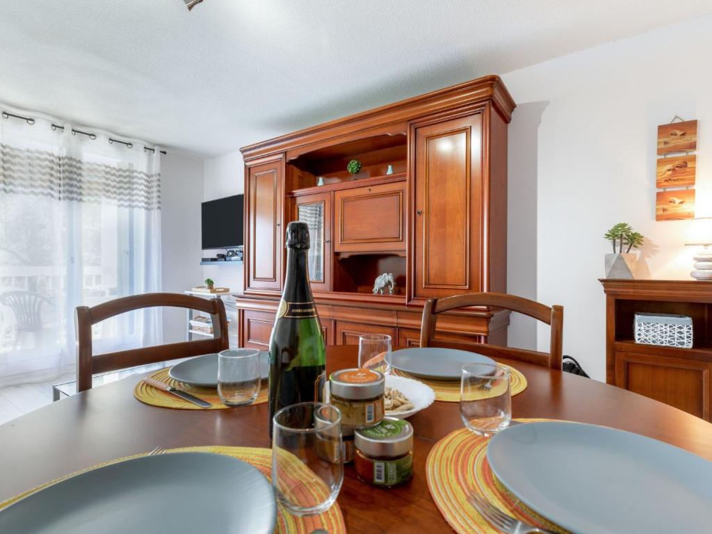 - une salle à manger avec une table et une bouteille de vin dans l'établissement Apartment La Chênaie-4 by Interhome, à Saint-Aygulf