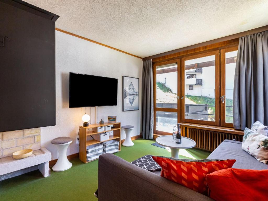 un salon avec un canapé et une télévision à écran plat dans l'établissement Apartment Le Pramecou - Val Claret-15 by Interhome, à Tignes