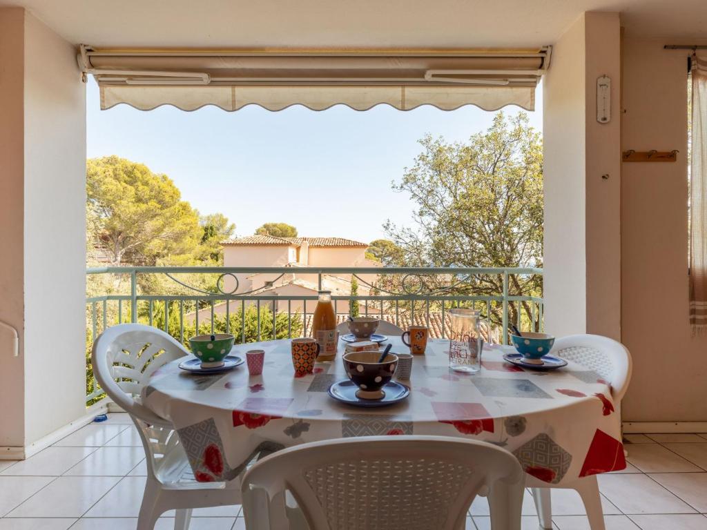 une table et des chaises sur un balcon avec vue dans l'établissement Apartment Les Calanques du Parc-3 by Interhome, à Saint-Aygulf