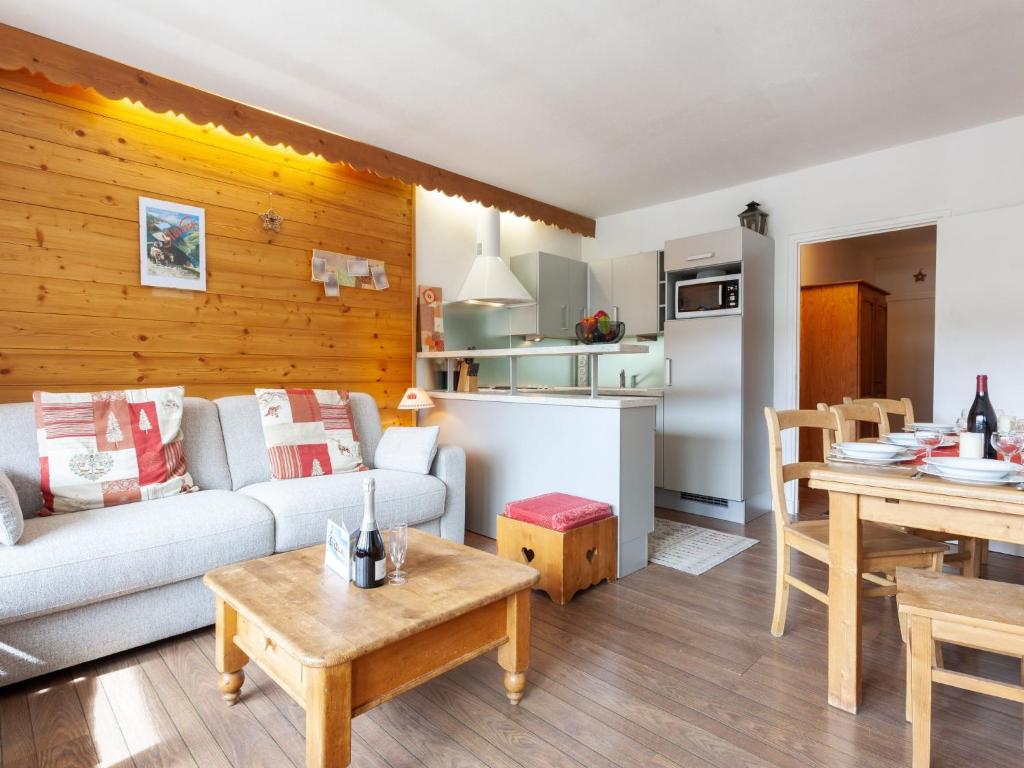 uma sala de estar com um sofá e uma mesa em Apartment Le Bec Rouge - Le Lac-8 by Interhome em Tignes
