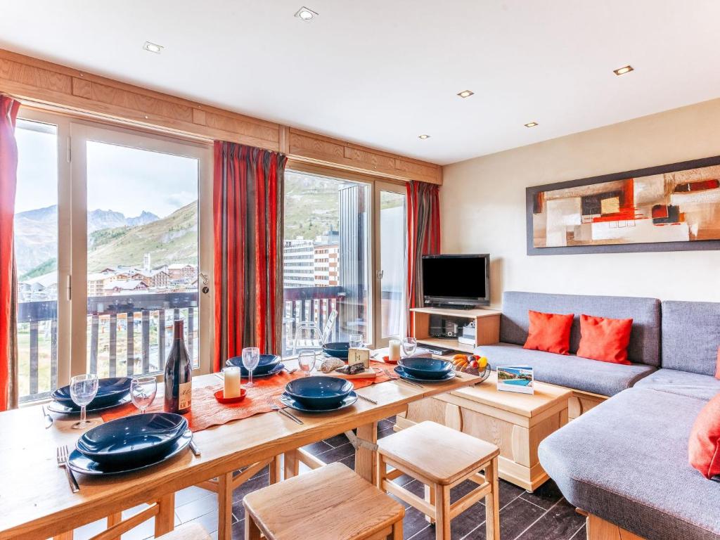 un salon avec une table et un canapé dans l'établissement Apartment Le Bec Rouge - Le Lac-9 by Interhome, à Tignes