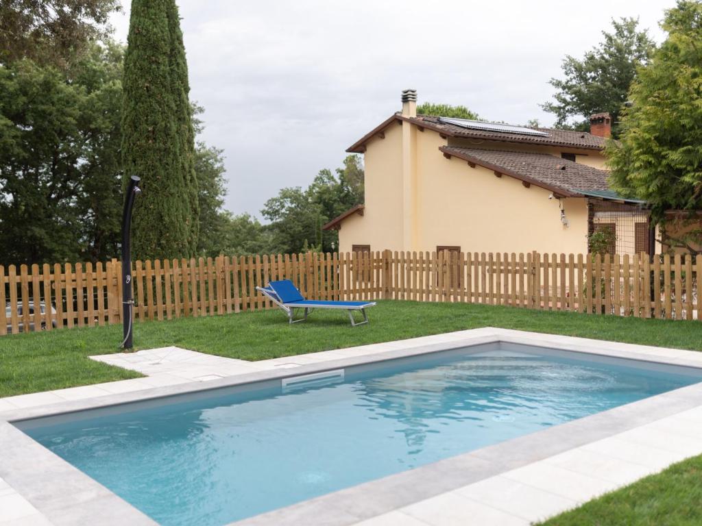 een zwembad in een tuin naast een hek bij Holiday Home Villa Le Pine by Interhome in Galbino