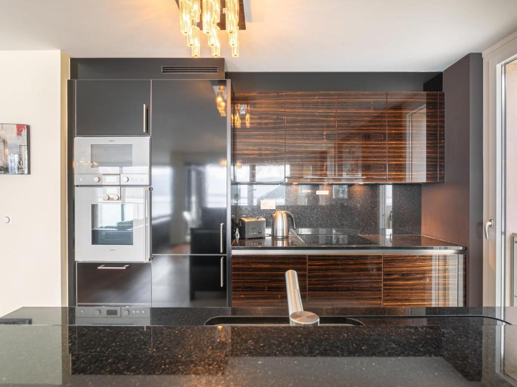 Nhà bếp/bếp nhỏ tại Apartment Le Belvédère D2-6 by Interhome