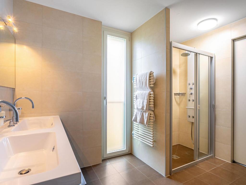 Phòng tắm tại Apartment Le Belvédère D2-6 by Interhome
