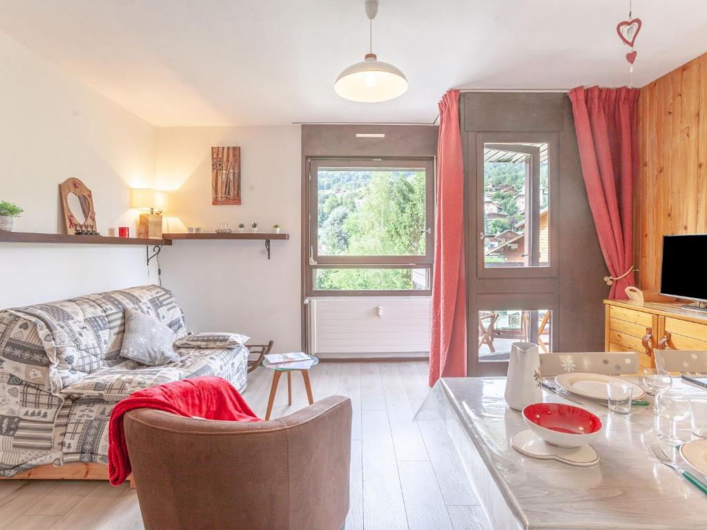 un salon avec une table et un canapé dans l'établissement Apartment Castel des Roches B20 by Interhome, à Saint-Gervais-les-Bains