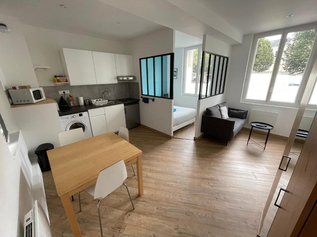 une cuisine et un salon avec une table et des chaises dans l'établissement L'avalasse - Petit appartement centre de Rouen - 121, à Rouen