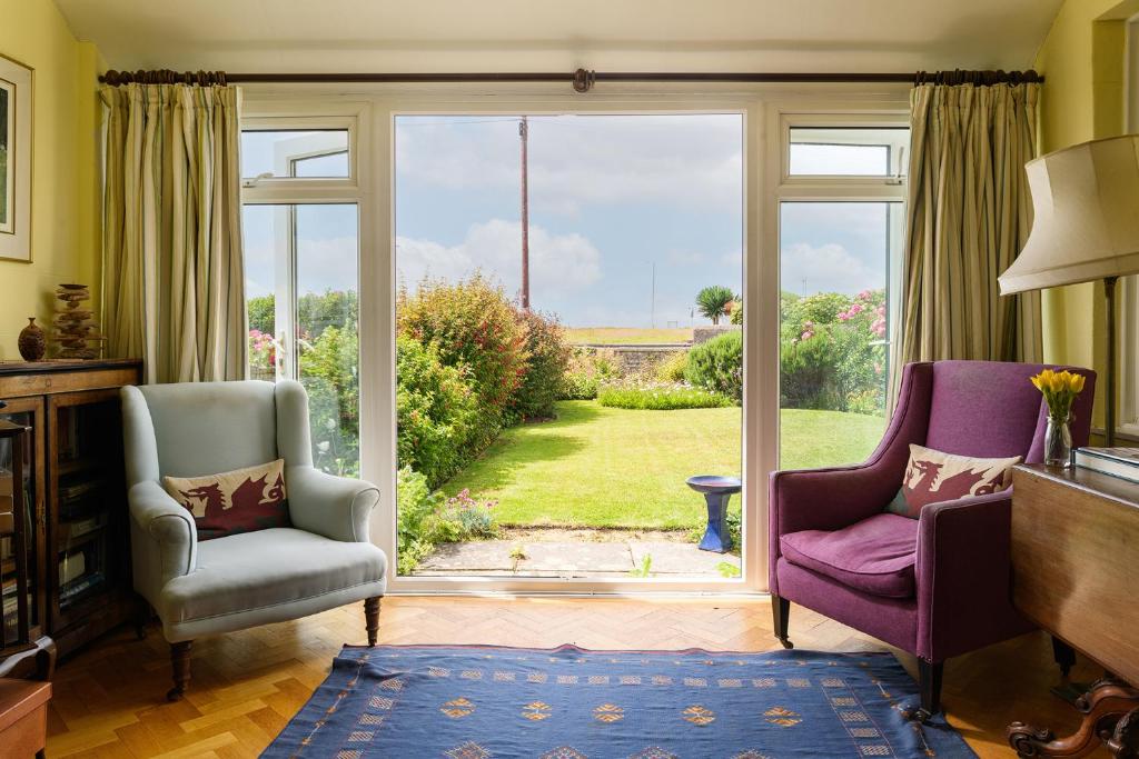 Corner House, Spacious 4 Bed Home by Sea & Golf