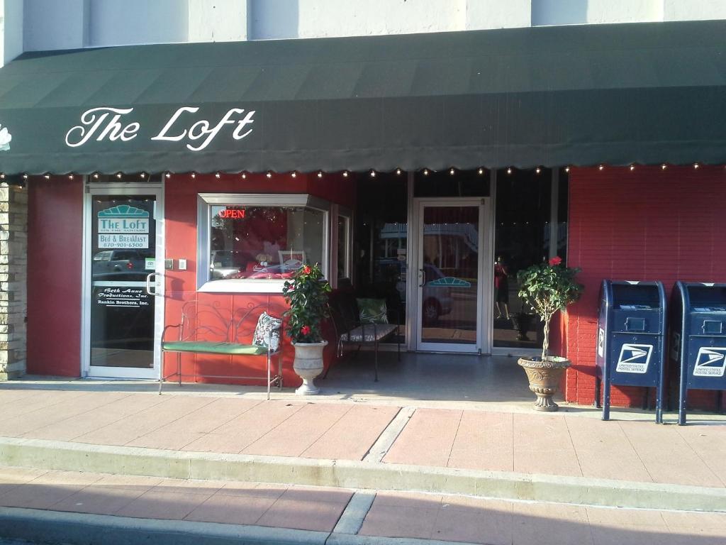 Ein Laden mit schwarzer Markise auf einer Straße. in der Unterkunft The Loft on the Square in Magnolia