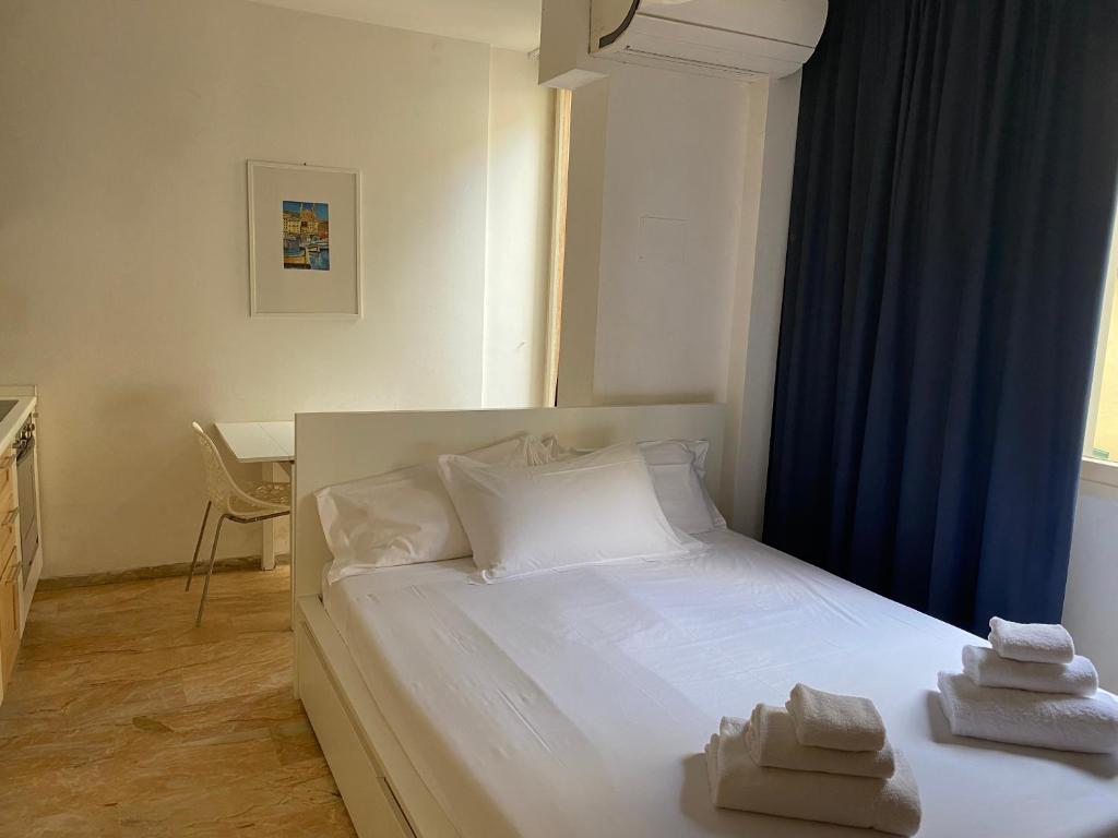 フィレンツェにあるCaccini Apartmentのベッドルーム1室(白いベッド1台、タオル付)