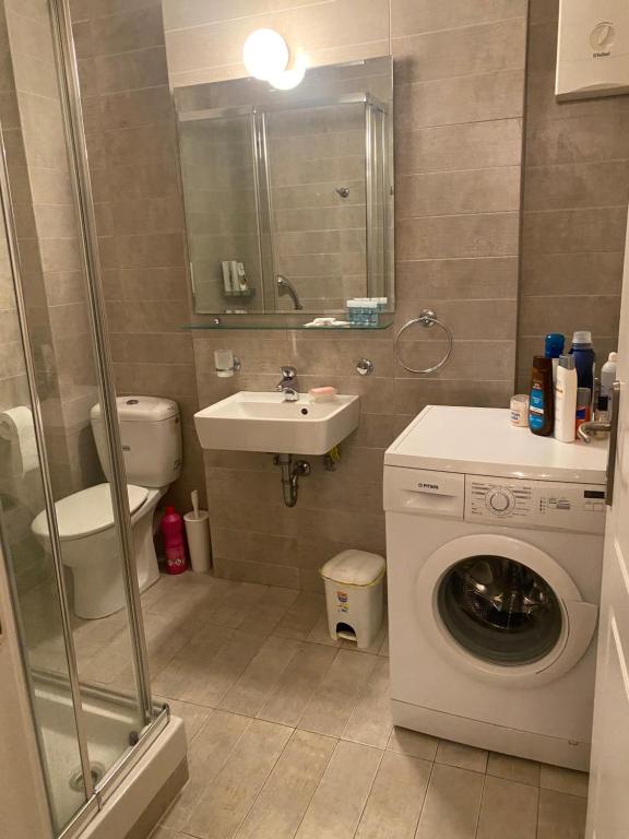 Kúpeľňa v ubytovaní Traditional And Spacious Apartment In Neo Psychiko