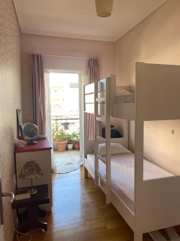 Posteľ alebo postele v izbe v ubytovaní Traditional And Spacious Apartment In Neo Psychiko
