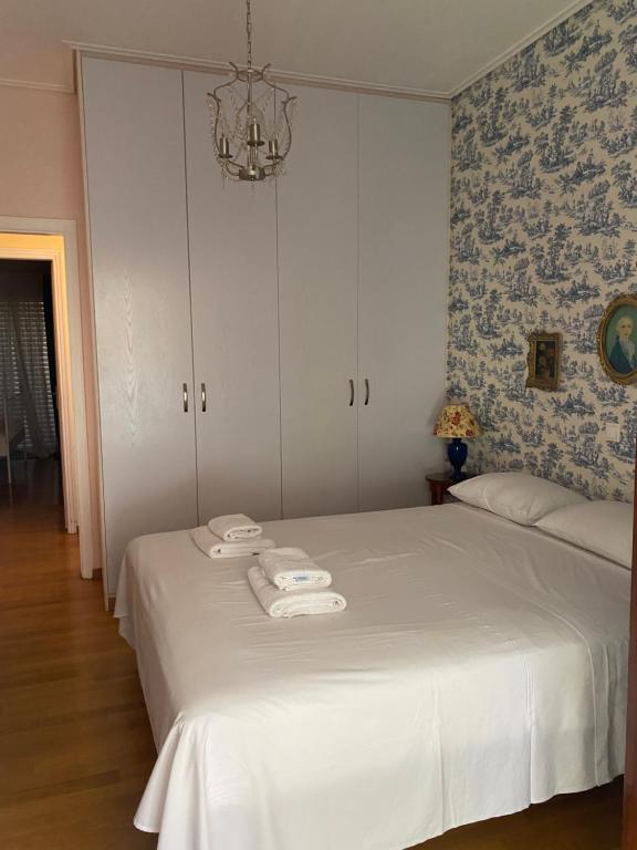 Posteľ alebo postele v izbe v ubytovaní Traditional And Spacious Apartment In Neo Psychiko