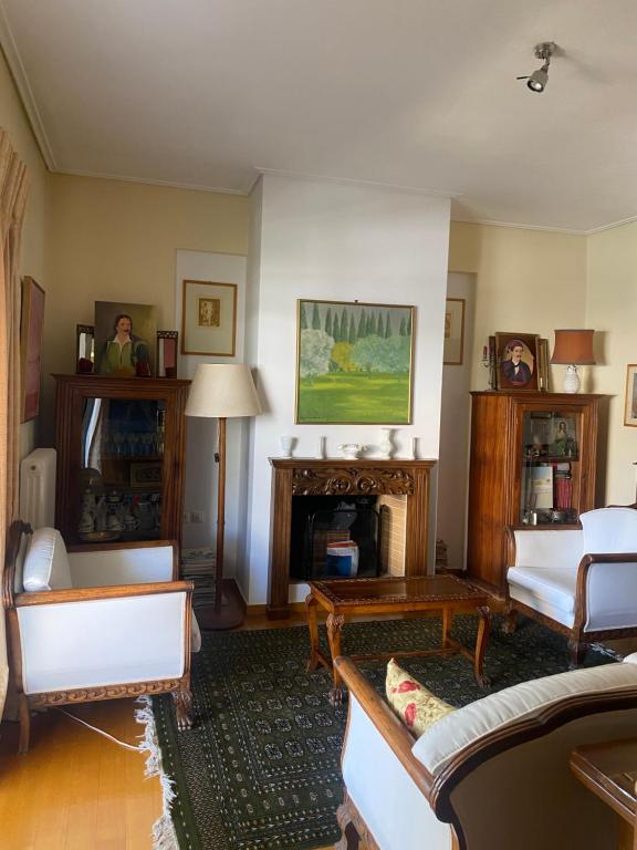 Posedenie v ubytovaní Traditional And Spacious Apartment In Neo Psychiko