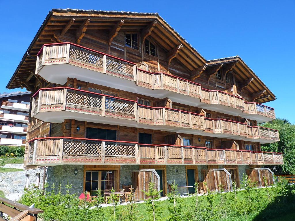 ein Gebäude mit Holzbalkonen auf der Seite in der Unterkunft Apartment Ardève 1 by Interhome in Ovronnaz