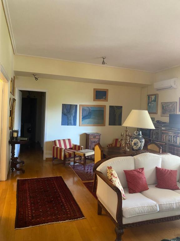 Posedenie v ubytovaní Traditional And Spacious Apartment In Neo Psychiko