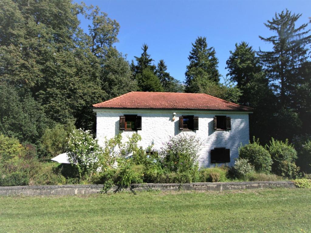 ein kleines weißes Gebäude mit rotem Dach in der Unterkunft Holiday Home Vogelhütte by Interhome in Innsbruck