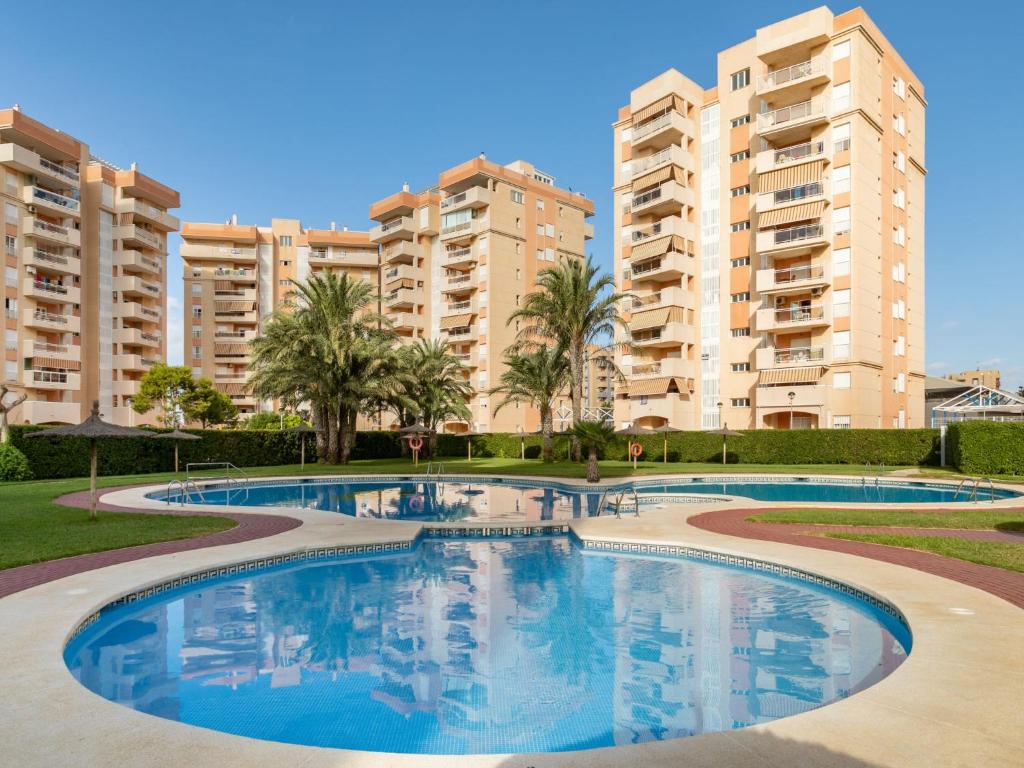 une grande piscine en face de deux immeubles d'appartements dans l'établissement Apartment Puertomar by Interhome, à La Manga del Mar Meno
