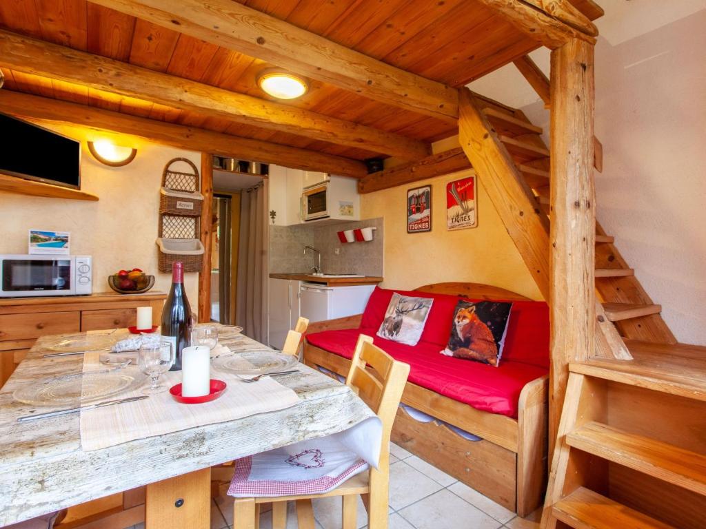 - une cuisine et une salle à manger avec une table et un canapé dans l'établissement Studio Rond Point des Pistes - Val Claret-18 by Interhome, à Tignes