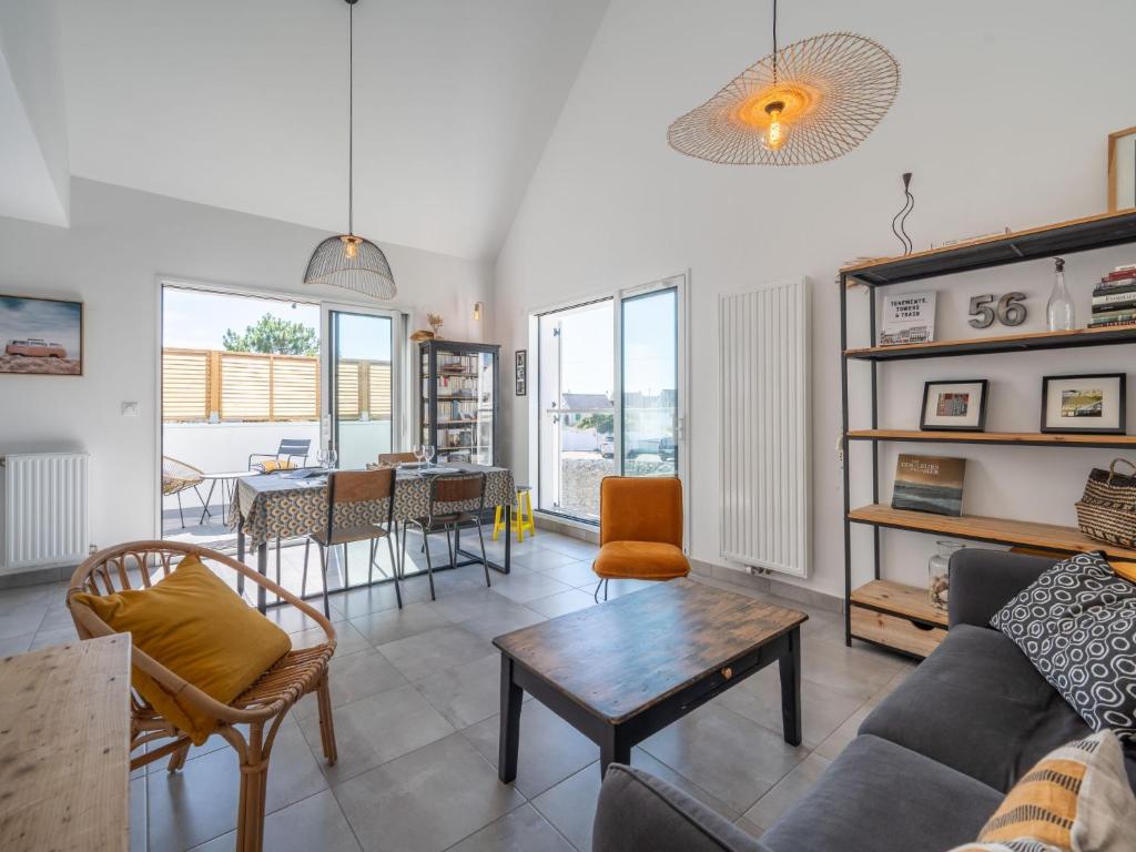 - un salon avec un canapé et une table dans l'établissement Apartment Le Clos Moguer-2 by Interhome, à Quiberon
