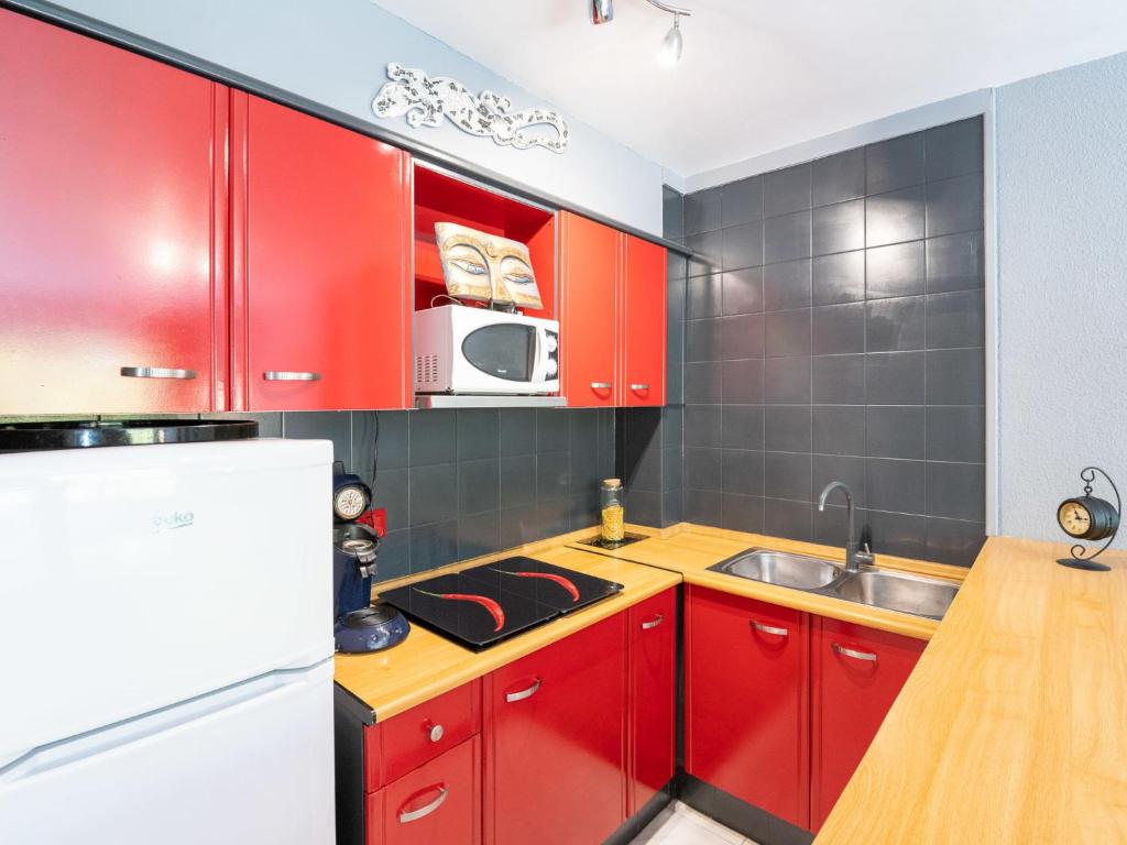 A kitchen or kitchenette at Apartment Puigmal by Interhome