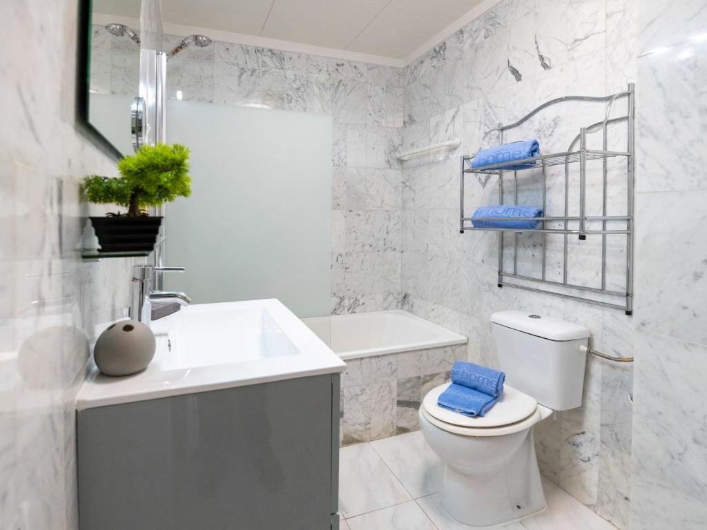 A bathroom at Apartment Puigmal by Interhome