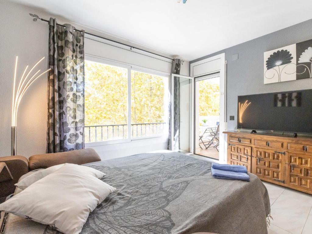 A bed or beds in a room at Apartment Puigmal by Interhome