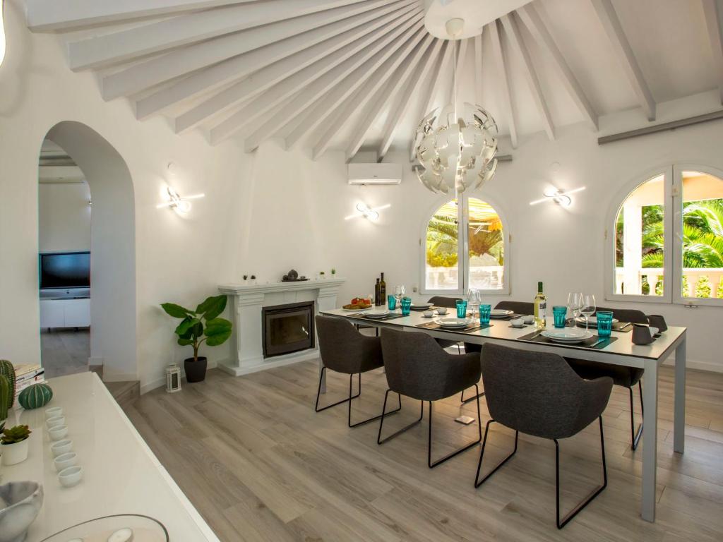 Televízia a/alebo spoločenská miestnosť v ubytovaní Villa Villa La Tahona by Interhome