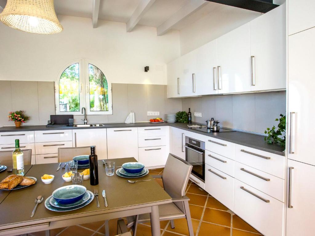 Kuchyňa alebo kuchynka v ubytovaní Villa Villa La Tahona by Interhome