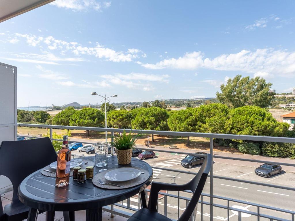 d'une table et de chaises sur un balcon avec vue sur la rue. dans l'établissement Studio Le Tremblay by Interhome, à Cagnes-sur-Mer