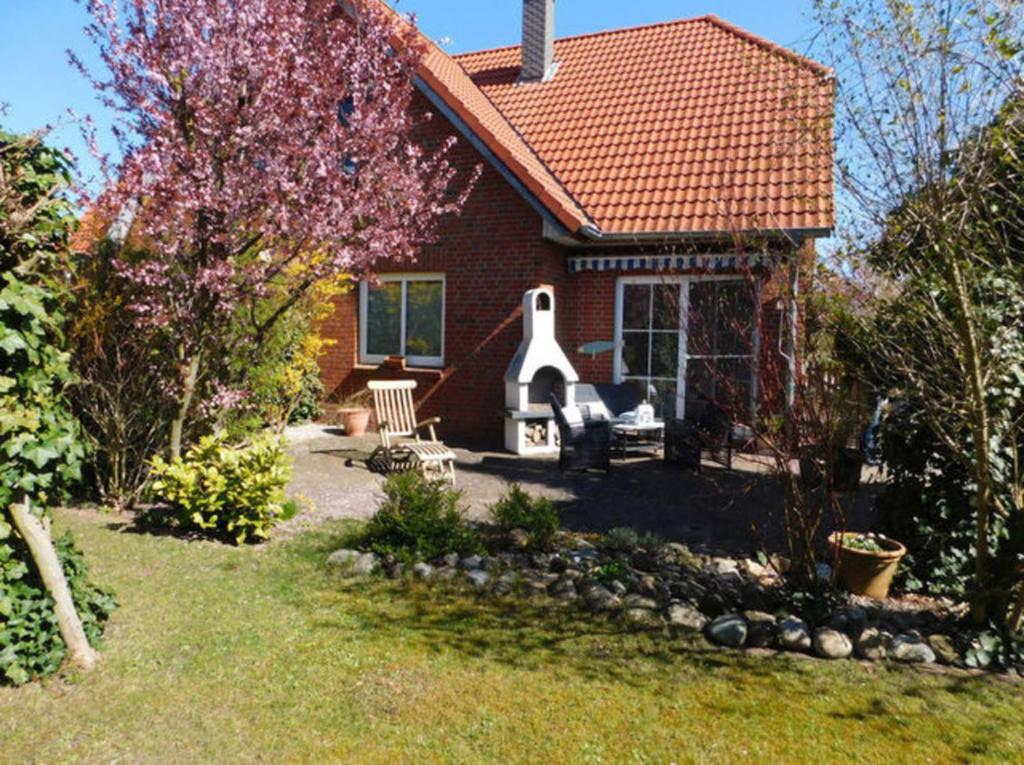 a house with a yard with a yard at Ferienhaus Cozy Cottage 1 in Neue Tiefe Fehmarn