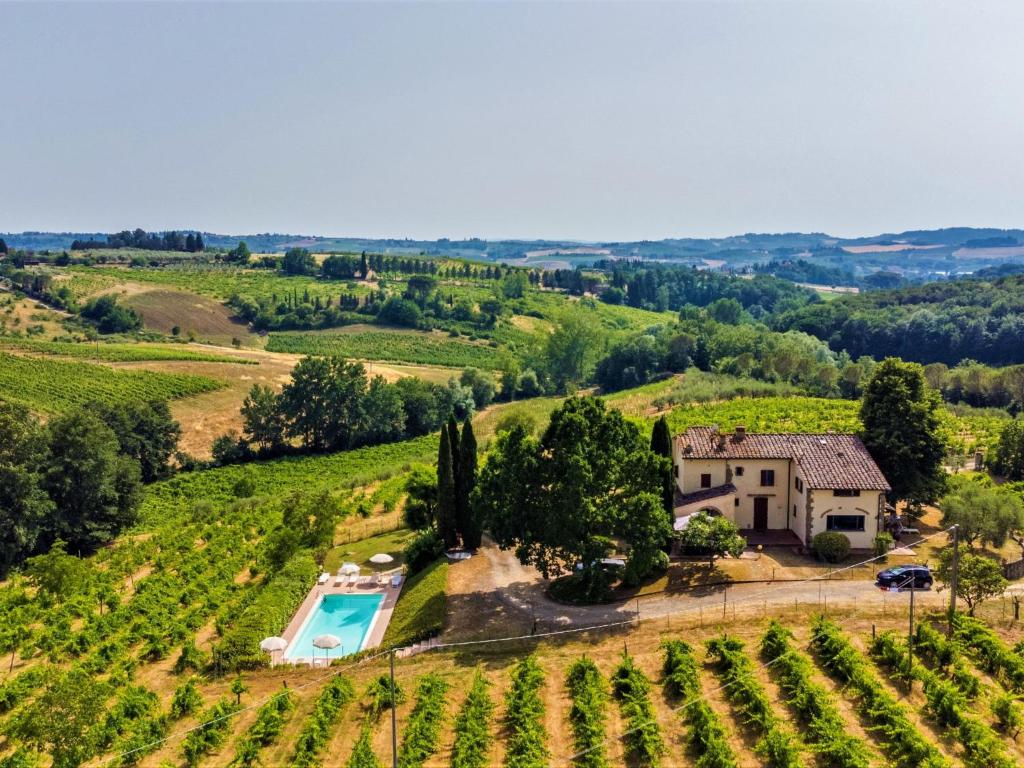 uma vista aérea de uma villa numa vinha com piscina em Holiday Home Villa Magna - Dependance by Interhome em Pian dei Cerri